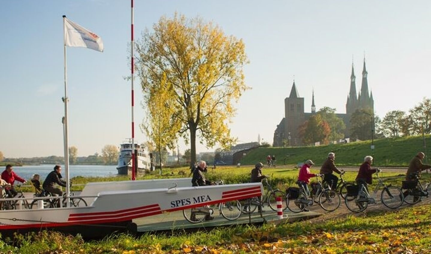 Op www.maasinhetmidden.nl staan onder meer fiets- en wandelroutes die aan twee kanten van de Maas lopen.