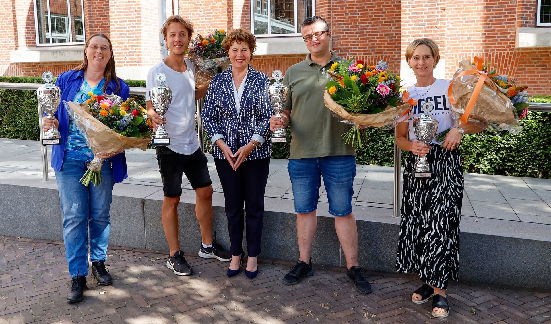 De winnaars van de kermisprijzen met in het midden burgemeester Kompier.