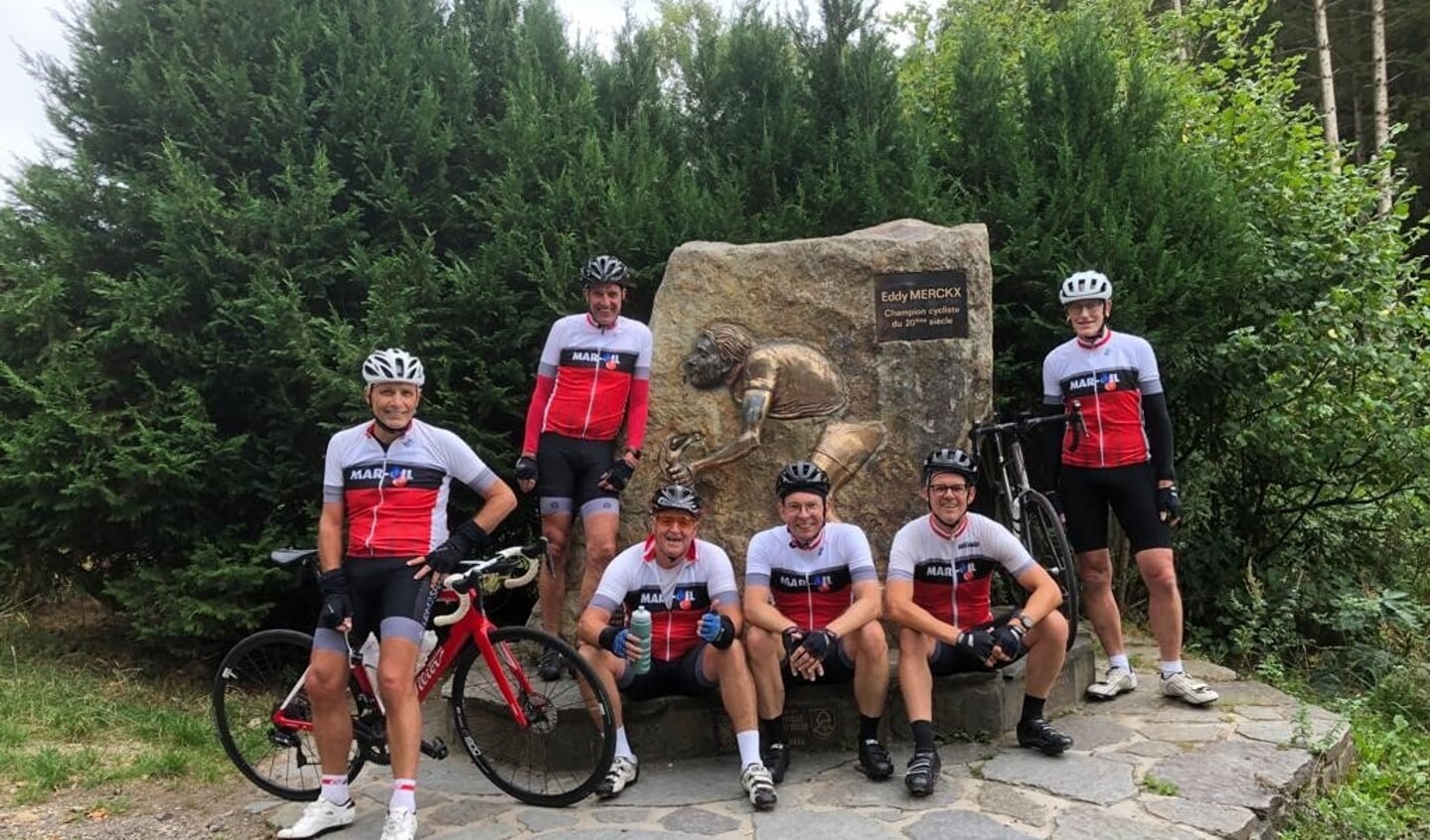 Fotomoment 'zondagsrijders' bij het monument van Eddy Merckx.