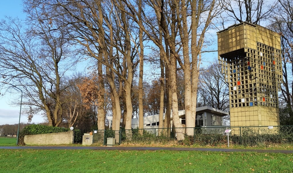 De opvallende luchtwachttoren aan de Broekweg in Maashees.