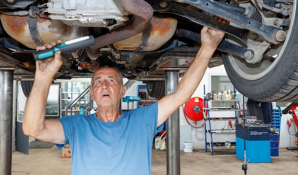 Hans Pennings (74) keurt per maand nog steeds zo'n 160 auto's in de garage bij Van den Boom in Venray.