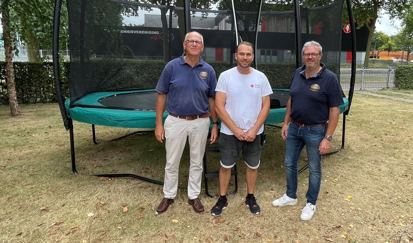 Kiwanisclub Schieëpersland Venray schenkt trampoline aan Rode Kruis.