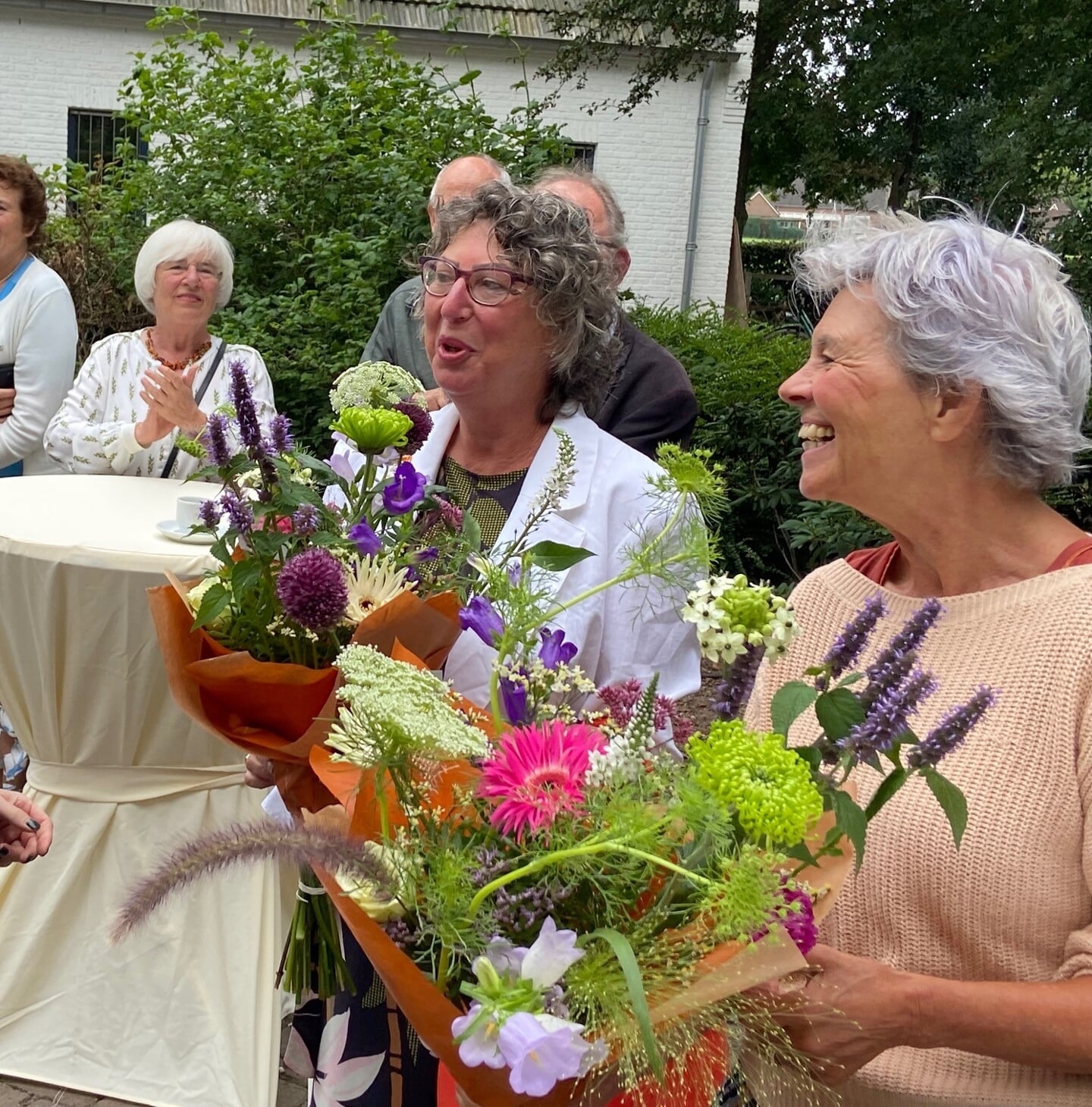 De curatoren Marijke Cieraad (rechts) en Gonda van der Zwaag in de bloemetjes.