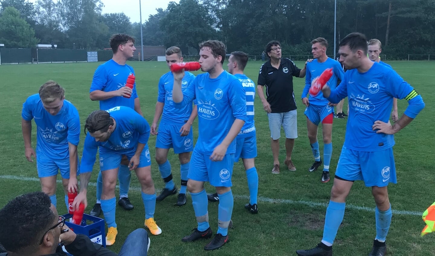 Hoofdtrainer Jan Pruijn instrueert tijdens een drinkpauze Sven Jenniskens, die vanuit de jeugd de overstap naar de selectie van Volharding heeft gemaakt.