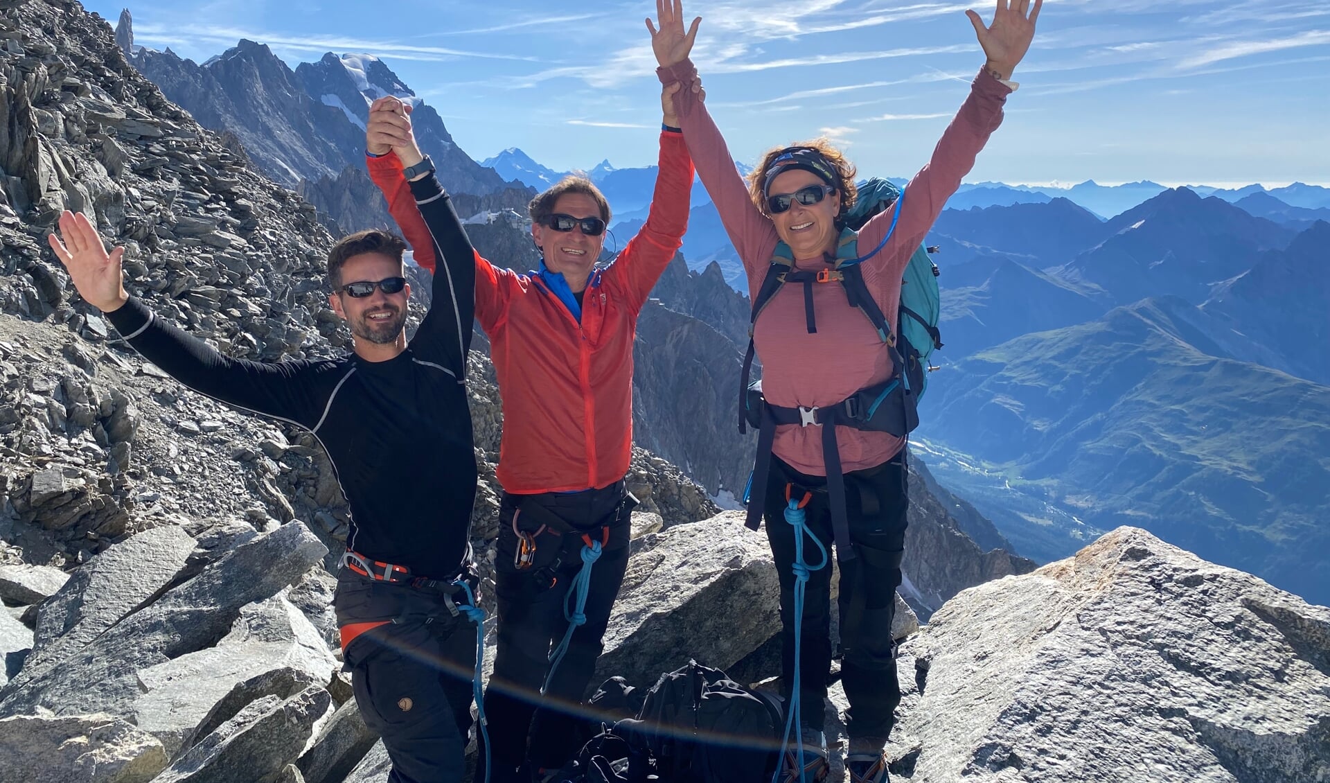 Lucien, Wim en Anja genieten van het avontuur in de bergen.