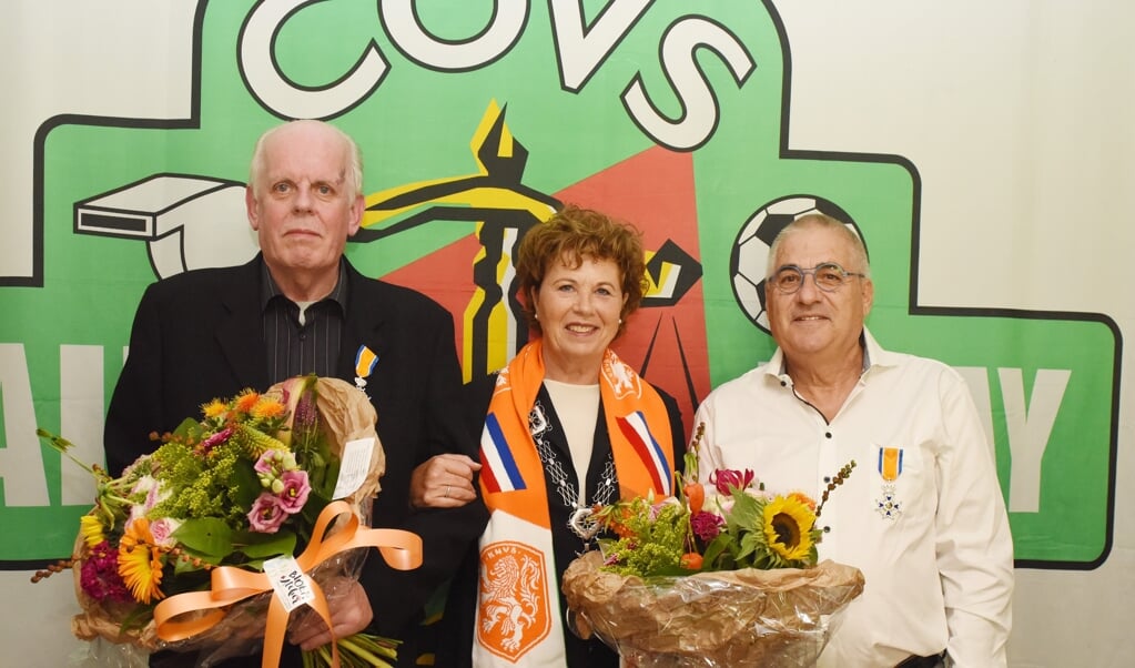 Burgemeester Kompier met de twee 'ridders': Piet Hanen en Chrit Joosten. 