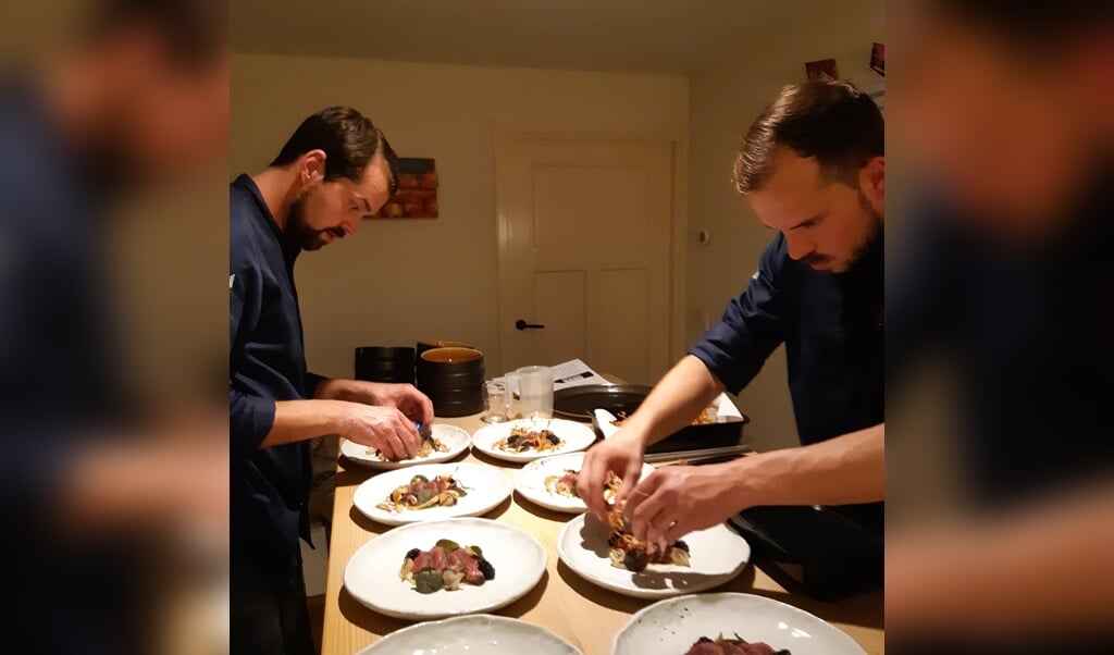 De chef-koks van Bruur Culinair aan het werk. 