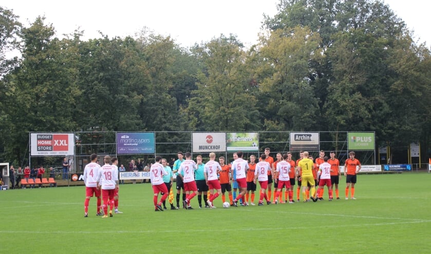 Handjes schudden voor aanvang van het bekerduel...
