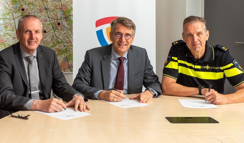 Vanaf links: Jan Lenssen, directeur Omgevingsdienst Brabant Noord, Wim Hillenaar, waarnemend burgemeester Land van Cuijk, Marc Plaum, teamchef politie Maas en Leijgraaf. 