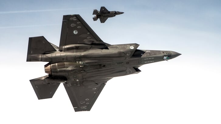 Nederlandse F-35's tijdens overtocht vanuit de VS naar Nederland (2016).