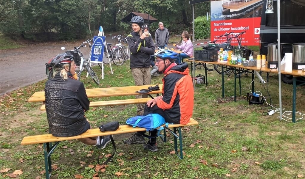 Een natte pleisterplaats voor een drankje met een versnapering