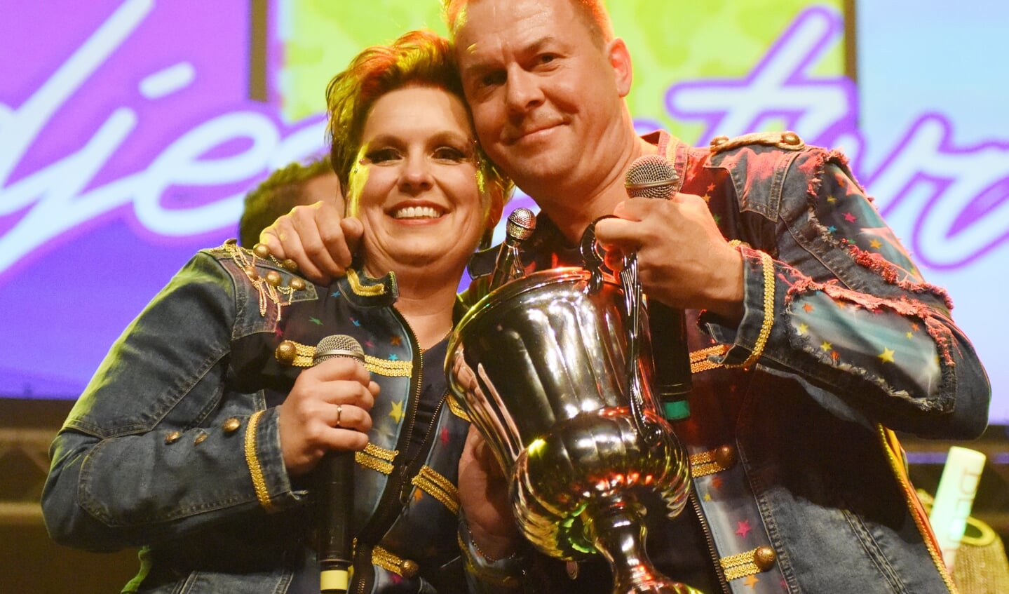 Marcel Holtackers en Lizanne Arts hebben zaterdagavond als Loss! het liedjesfestival gewonnen in de Venrayse schouwburg.