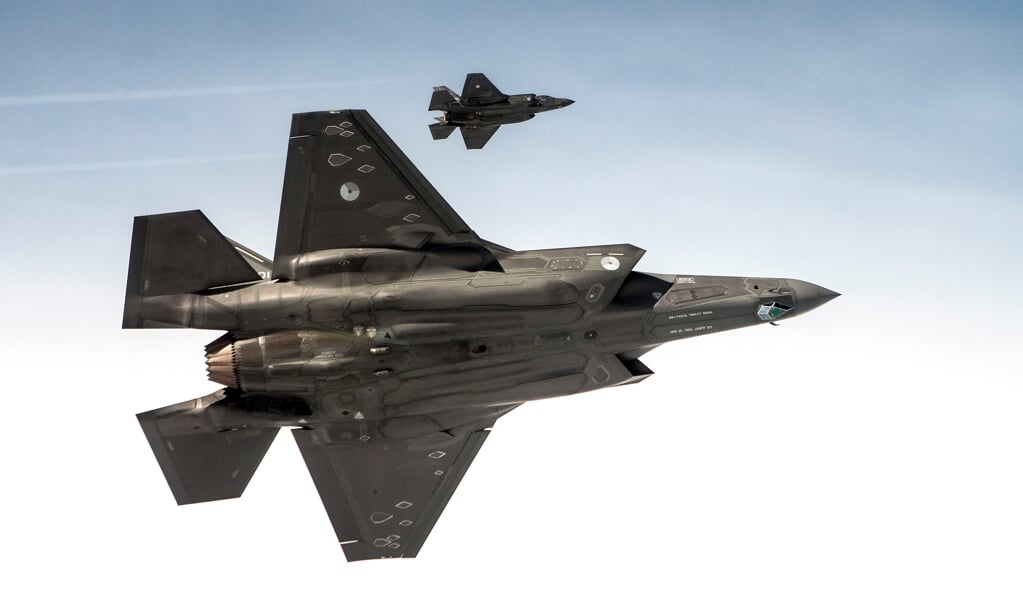 Beide Nederlandse F-35's tijdens overtocht vanuit de VS naar Nederland (2016).
