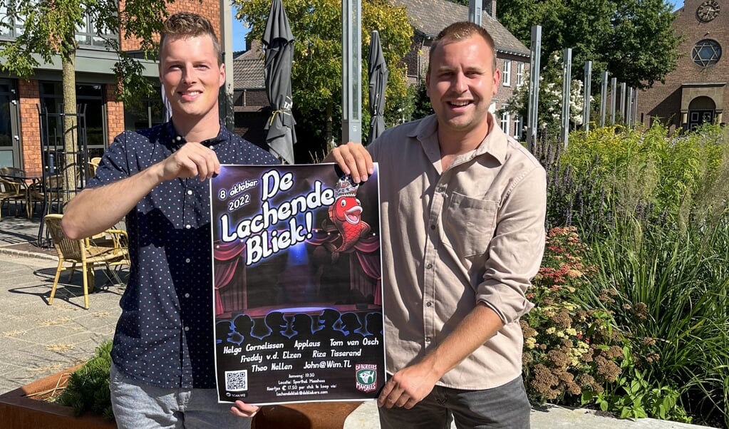 Stijn Raedts en Willem Rongen met de Lachende Bliek-poster voor Plein ’27 in Maashees.
