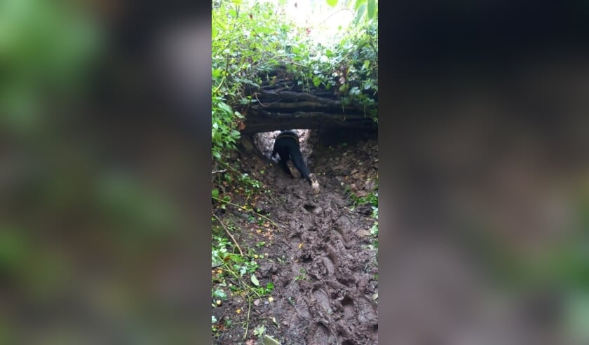 Op de knieën onder een natuurlijke brug door...