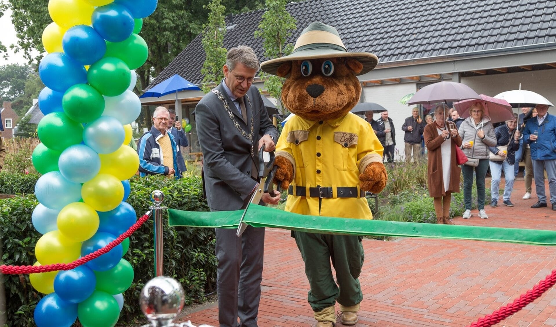Waarnemend burgemeester Wim Hillenaar en Bollo heropenen het vernieuwde bungalowpark De Vers. 