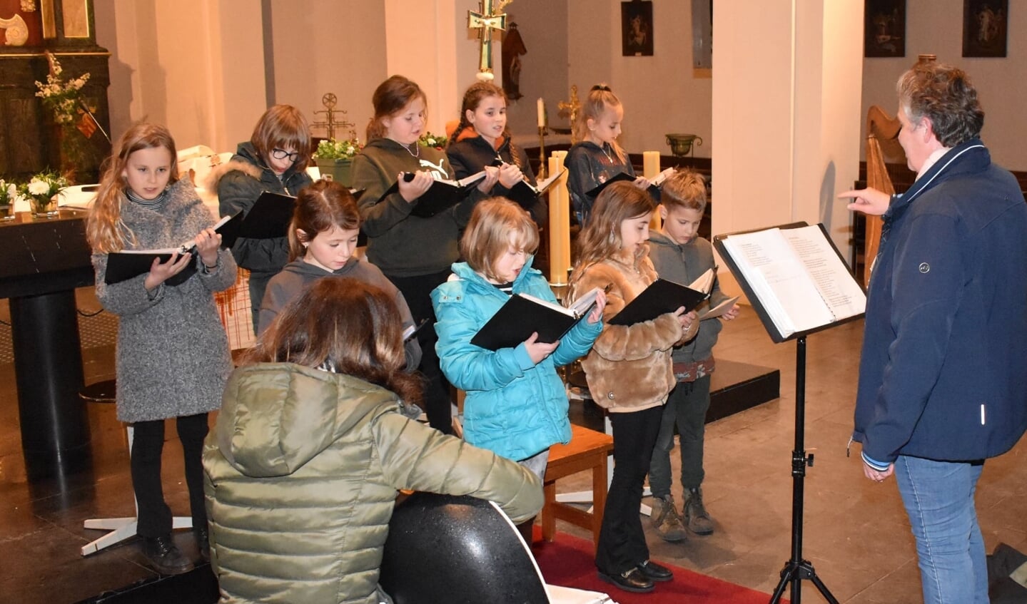 Het kinderkoor is naarstig op zoek naar nieuwe zangtalentjes