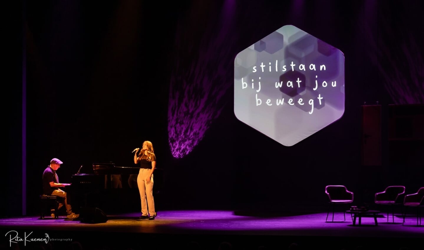 Milou en neef Wouter Kronenberg presenteerden het lied 'Stilstaan bij wat jou beweegt'. 