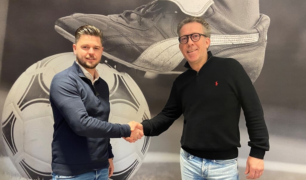 Kevin Koolhof (links) wordt de nieuwe trainer van SV United, hij wordt gefeliciteerd door Herman Rutten.