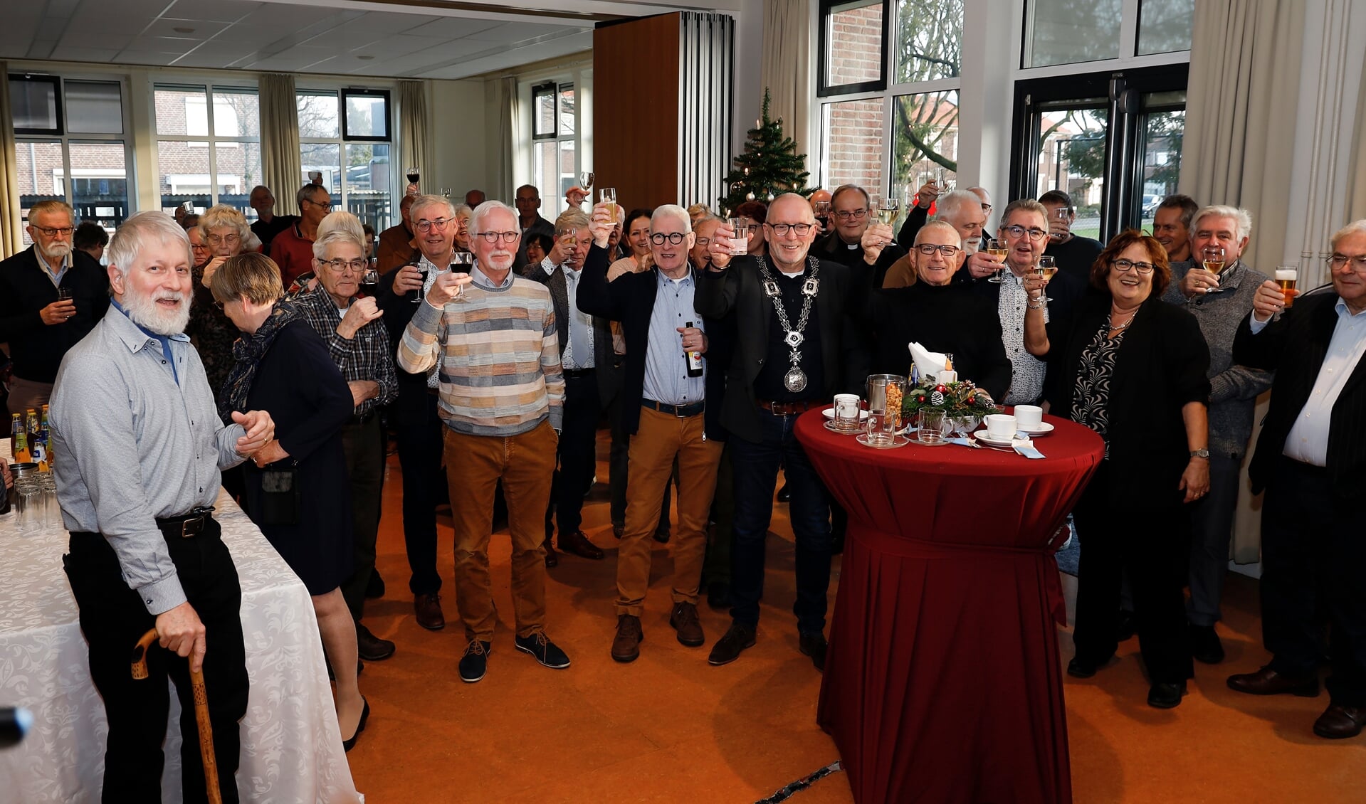 Een toost op het nieuwe jaar 2023 tijdens de nieuwjaarsreceptie van de Centrale van Ouderenverenigingen in ouderencentrum De Kemphaan in Venray.