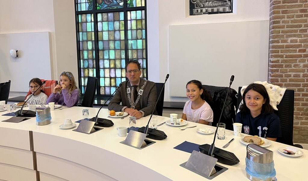Burgemeester Michiel Uitdehaag genoot samen met kinderen van De Bongerd van een ontbijtje 