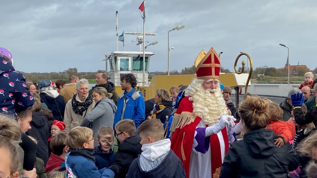 Sinterklaas arriveerde zondagmiddag aan de Maas in Vierlingsbeek. 
