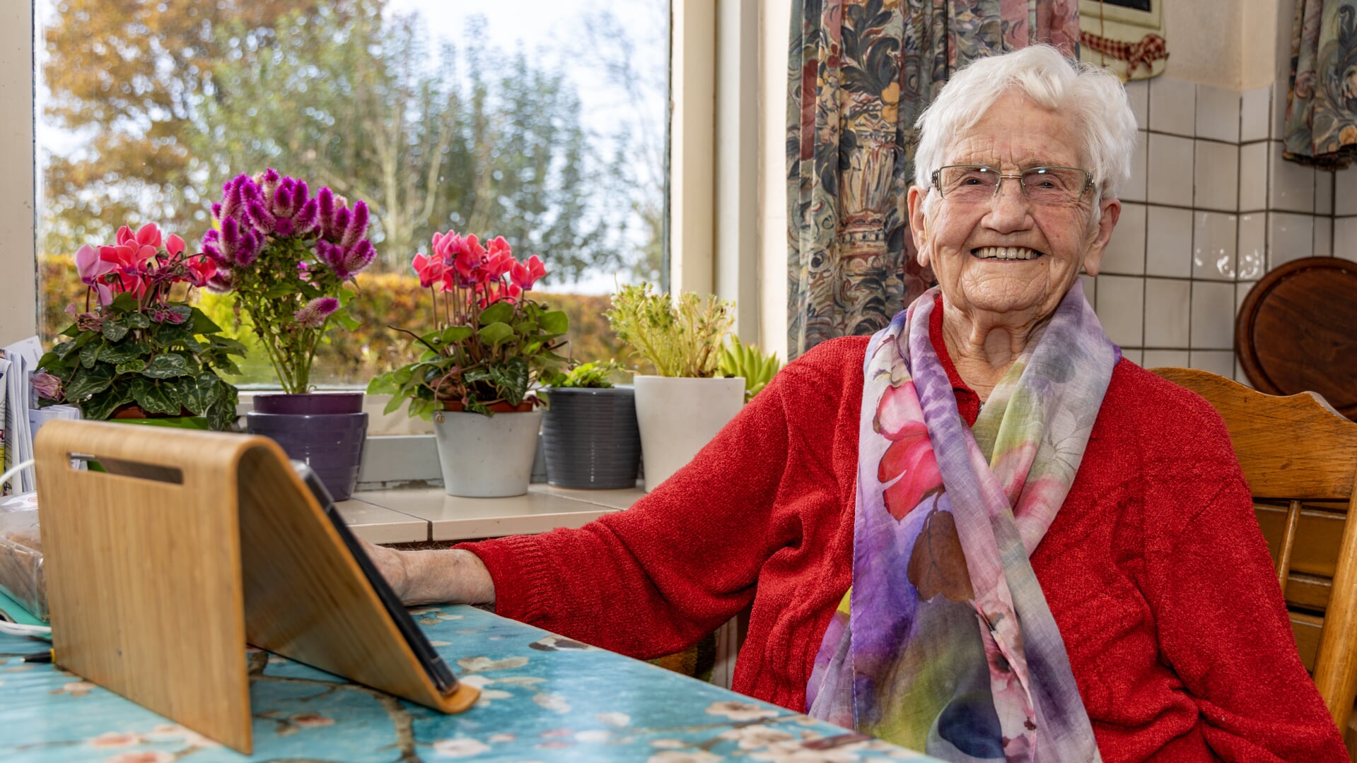 Mie Schepers-Claessens speelt aan de keukentafel in Overloon nog graag een potje Mahjong op haar tablet.