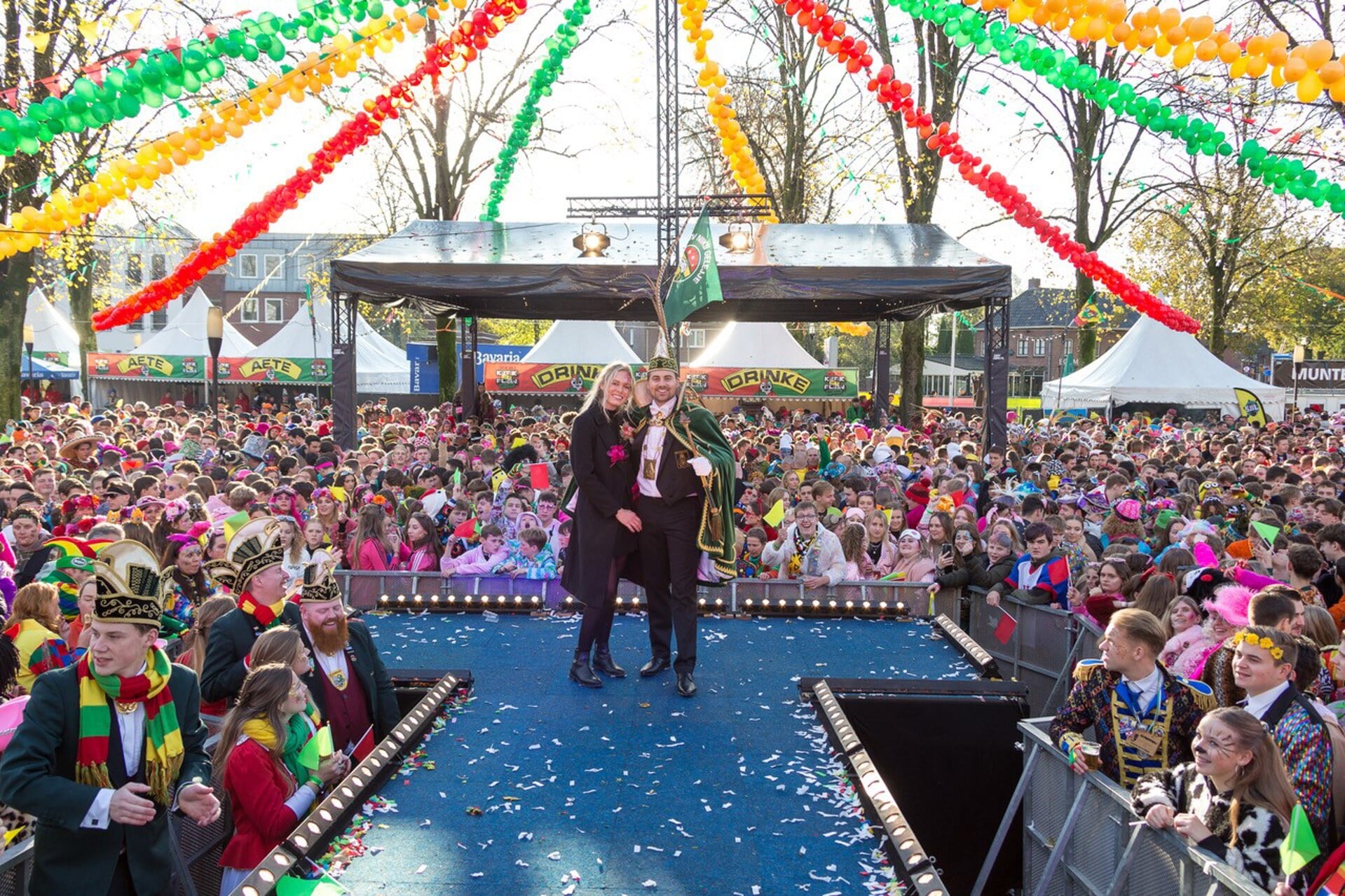 Prins Rick I en zijn prinses Karlijn zijn het stralend middelpunt van het pleinfeest in Overloon. 