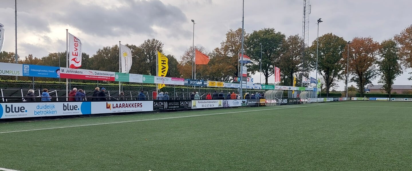 Wandelen langs het hoofdveld van Volharding. 