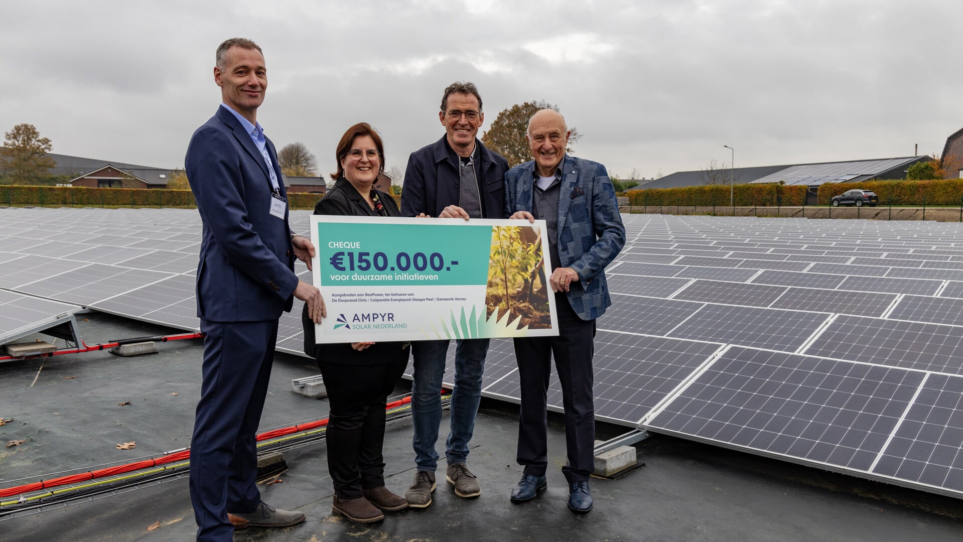Alexander Koeman (links) overhandigde een cheque van 150.000 euro.