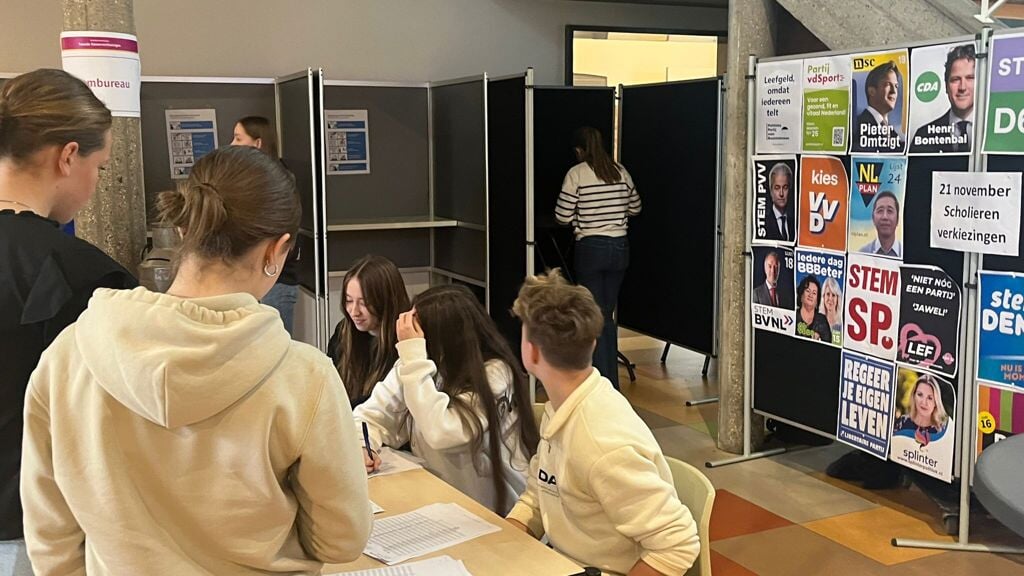 Leerlingen van Elzendaalcollege-Metameer Boxmeer stemmen voor de scholierenverkiezingen.
