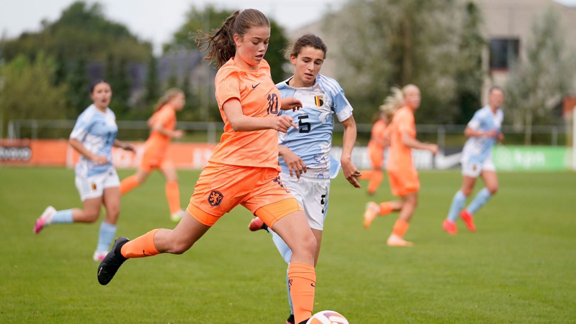 Kiki Scholten (oranje shirt) speelt woensdag met Oranje onder 17 tegen Frankrijk.
