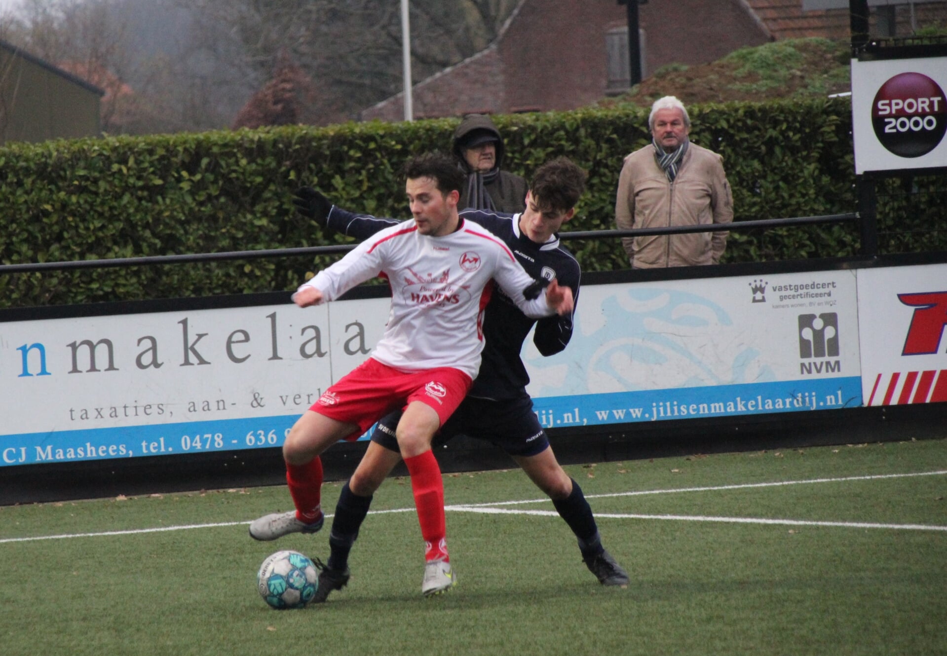 Volharding-goalgetter Vincent Buijssen in duel met een tegenspeler.
