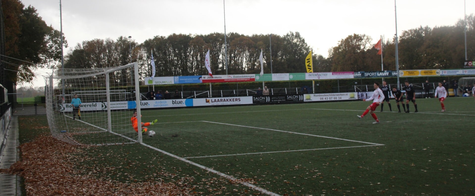Vincent Buijssen scoort de 1-0 voor Volharding uit een strafschop.