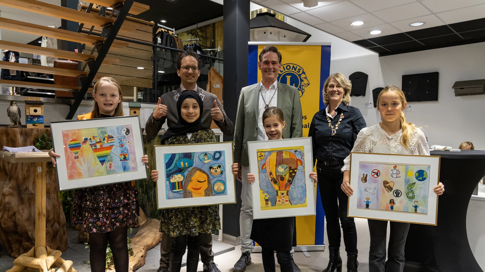 Floor Direks, Halla Al Omar, Michiel Uitdehaag, Robin Arts, Robert Janssen, Rianne van Casteren, Lize Biezenaar (v.l.n.r.) tijdens de prijsuitreiking bij Vivara.