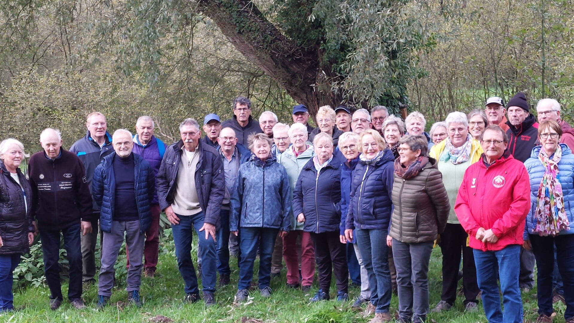 KBO'ers samen op de foto tijdens de herfstwandeling. 