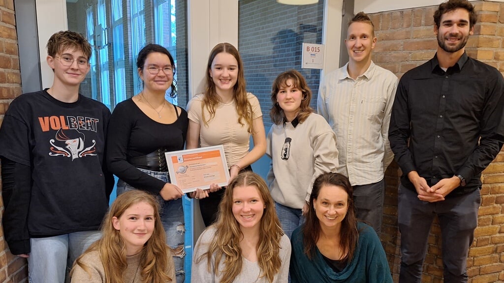 Het Eco-team van het Elzendaalcollege in Boxmeer krijgt het zilver overhandigd voor hun duurzame oplossingen in en om de school.