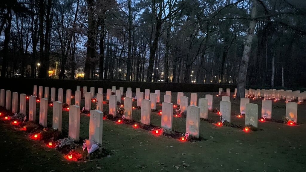 Op kerstavond worden er weer lichtjes bij de graven geplaatst. 