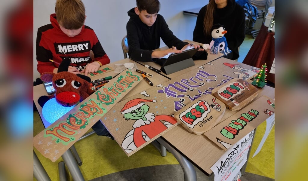 Leerlingen komen in actie voor goede doelen. Brugklassers van jenaplan houden een kerstmarkt op donderdag 21 december.