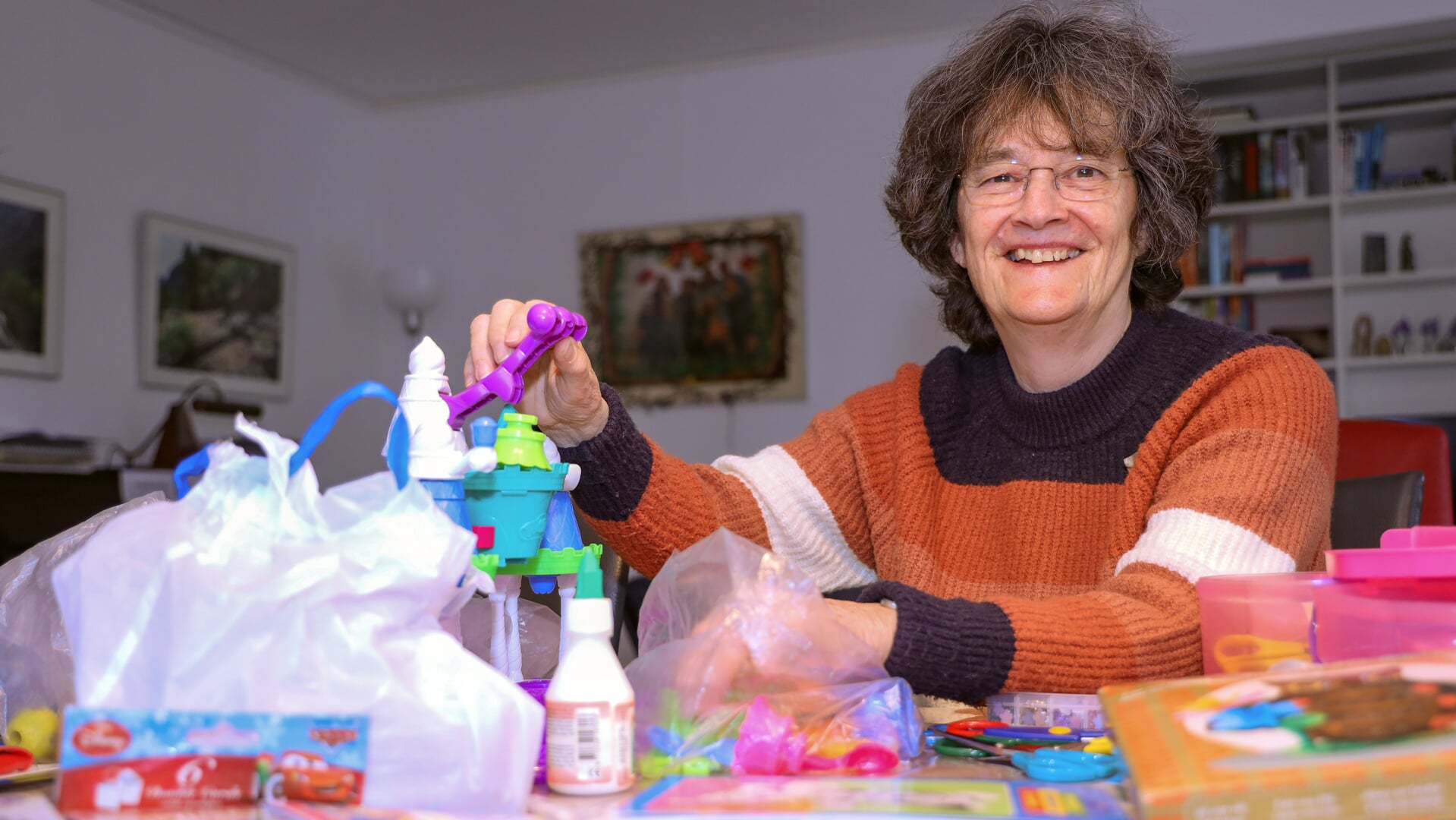 Els Geurts is wekelijks in de weer om donaties aan de speelgoedbank uit te zoeken in haar woonkamer in Venray.