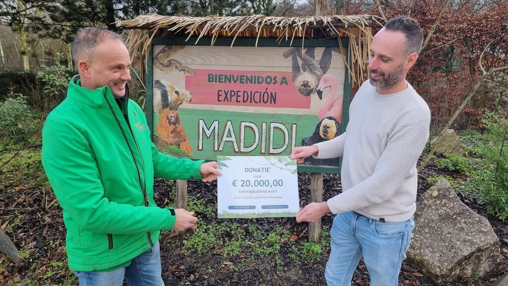 De cheque werd door general manager Roel Huibers (rechts) van ZooParc Overloon overhandigd aan Marco Botden vrijwilligersvoorzitter van Stichting Wildlife. 