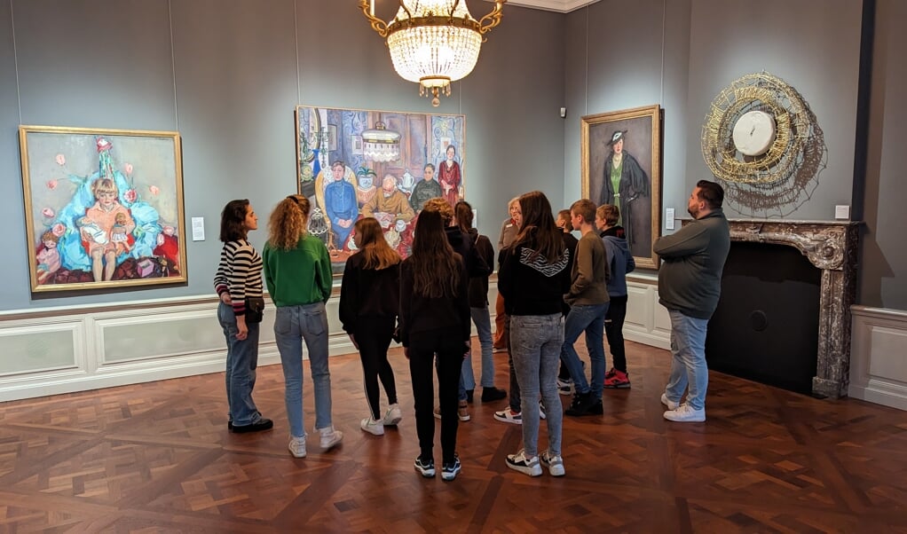 Brugklassers van Metameer jenaplan Boxmeer tijdens een rondleiding door het Noordbrabants Museum in Den Bosch.