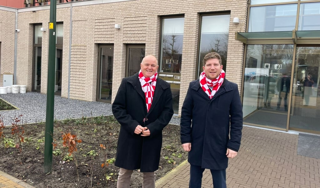 Raadslid Marc Oudenhoven (links) en wethouder Davy Jansen uit Bladel voor de MFA Hart van Hapert. 
