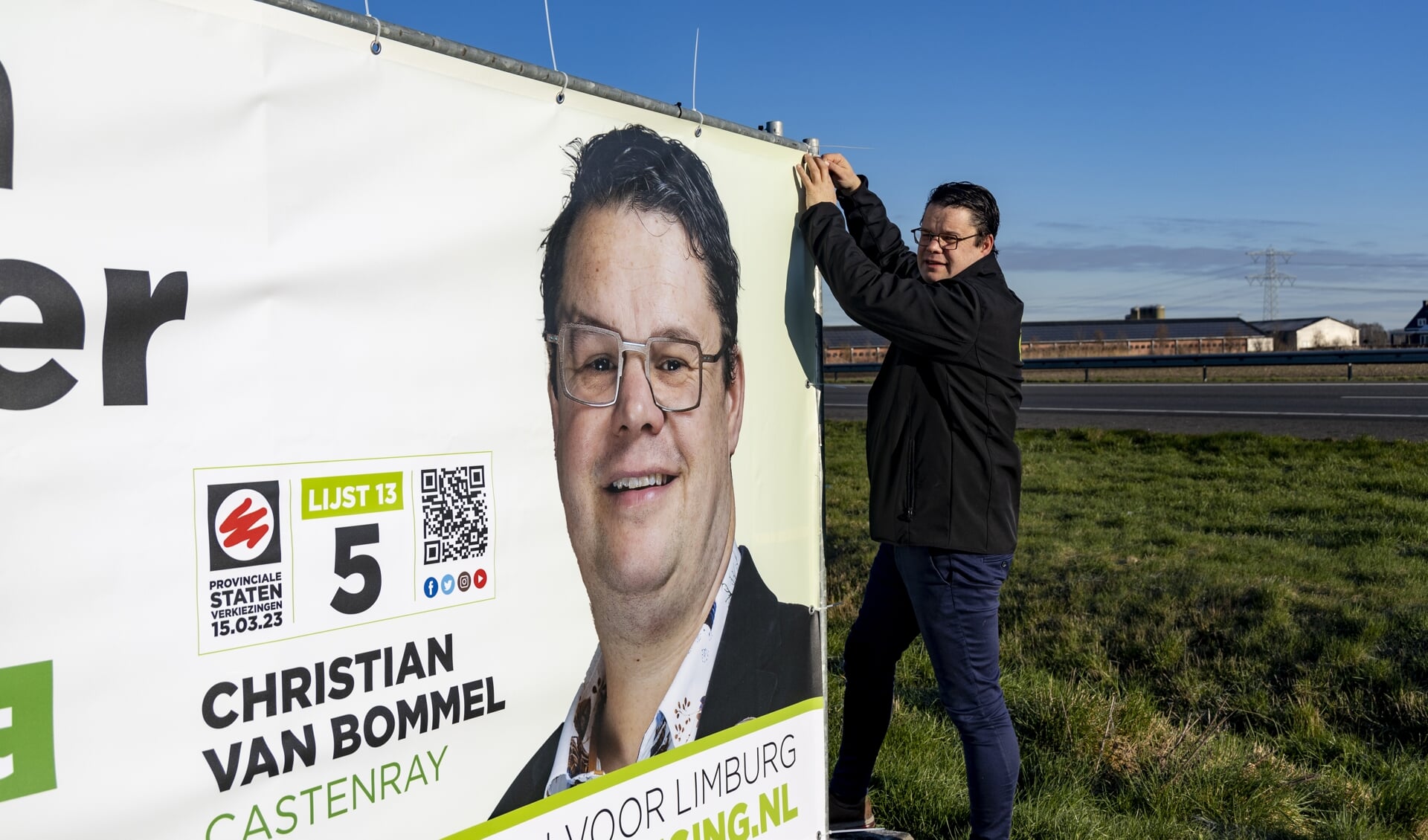 Christian van Bommel zorgt er eigenhandig voor dat zijn portret langs de A73 voor iedereen goed zichtbaar is.