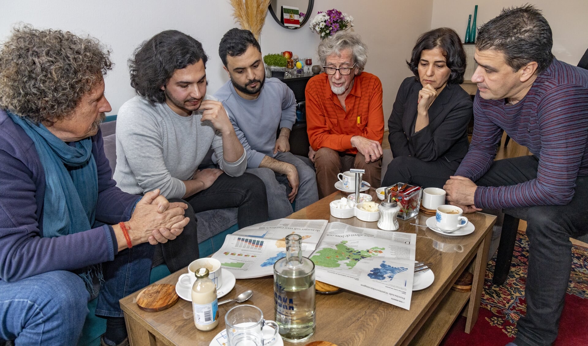 Bart Veldpaus (links) en Piet Kroft praten over de verkiezingen met Ardalan, Sirwan, Feri en Reza.  