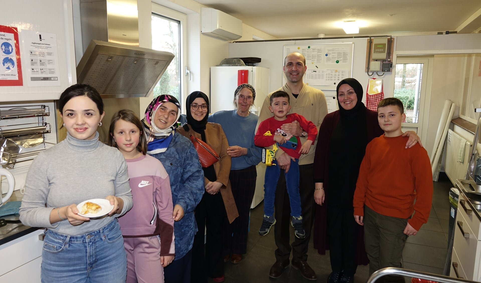 De hele familie Yüce heeft meegeholpen om een Turks feestmaal te bereiden 