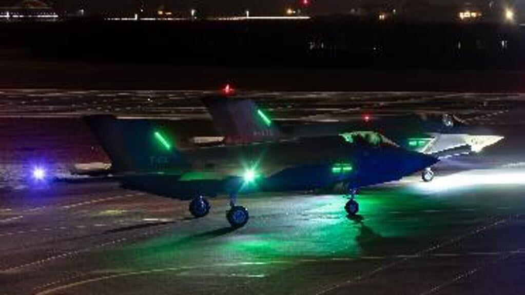 'Oefenen bij duisternis is noodzakelijk om vliegers optimaal voor te bereiden op hun taak', meldt Defensie. 