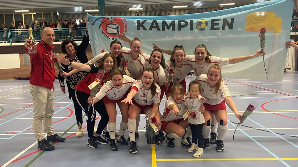 De korfbalsters  van DES uit Vierlingsbeek vieren de titel in de eerste klasse. 