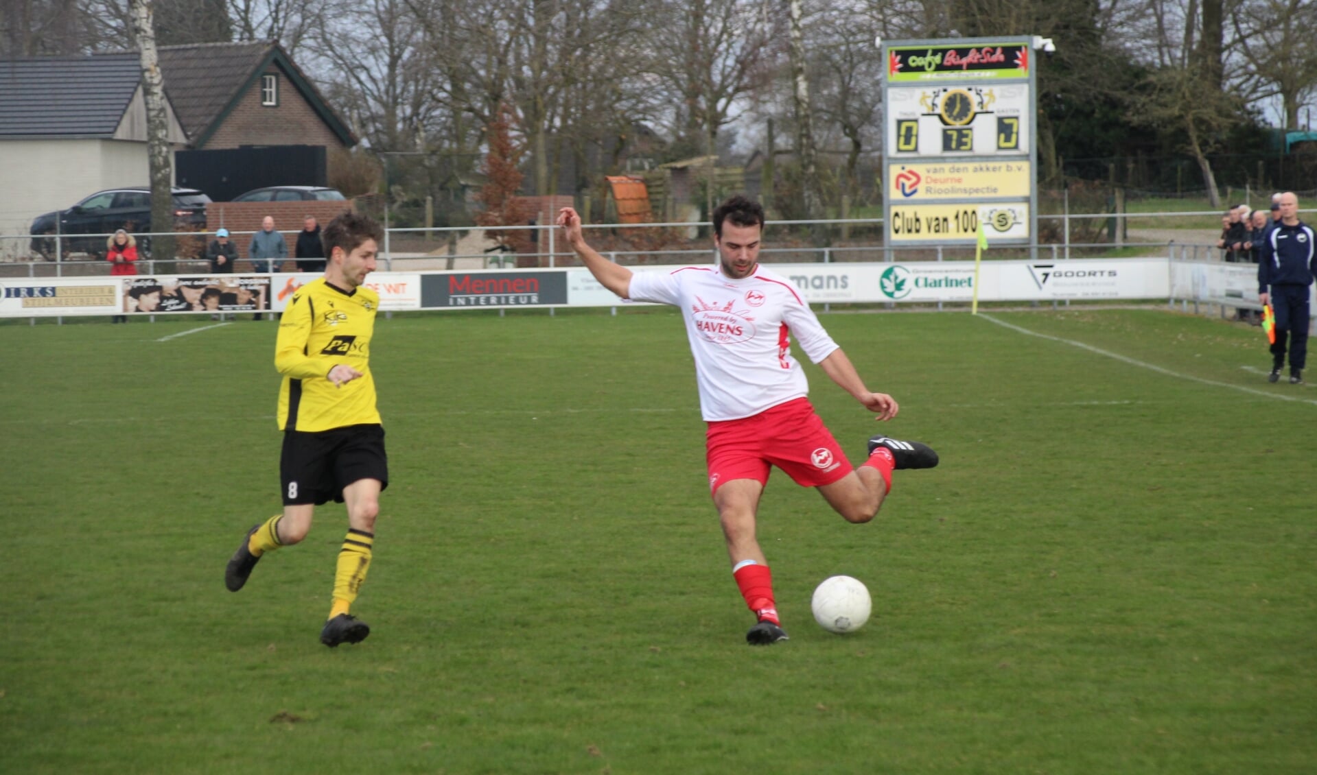 Volharding-verdediger Teun Jakobs rukt op in het uitduel met ZSV.