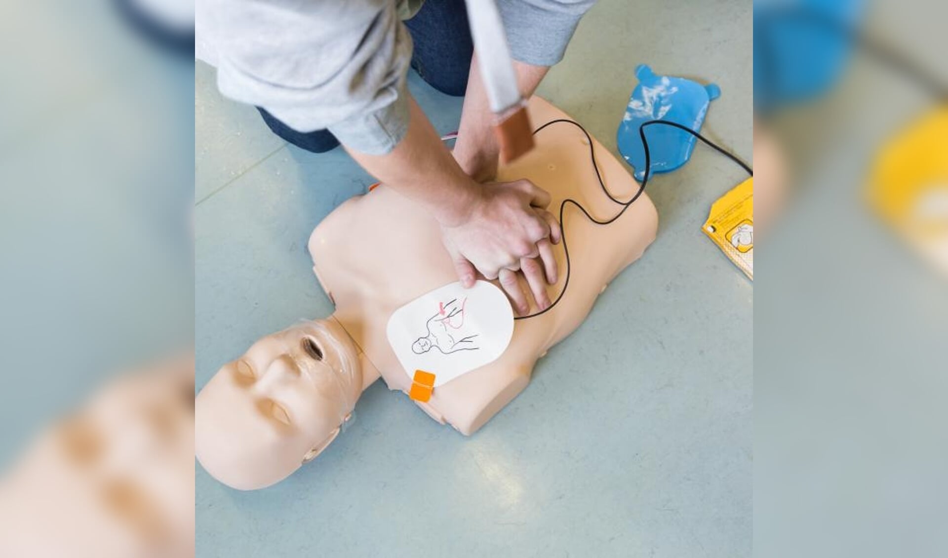 Metameer vindt het belangrijk dat leerlingen en medewerkers kunnen reanimeren en een AED kunnen aansluiten. .